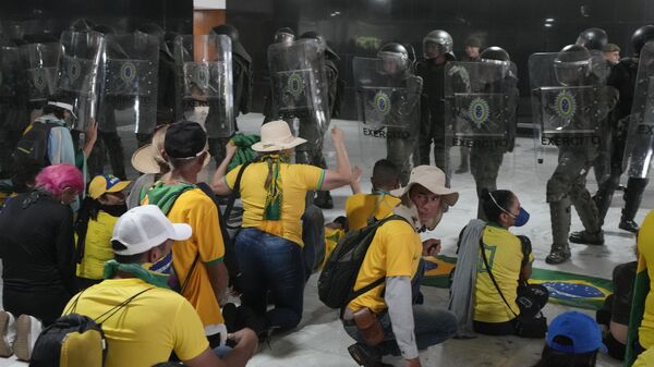 Manifestantes, apoiadores do ex-presidente do Brasil Jair Bolsonaro, são confrontados pela polícia em tropa de choque depois que invadiram o Palácio do Planalto em Brasília, 8 de janeiro de 2023 - Sputnik Brasil