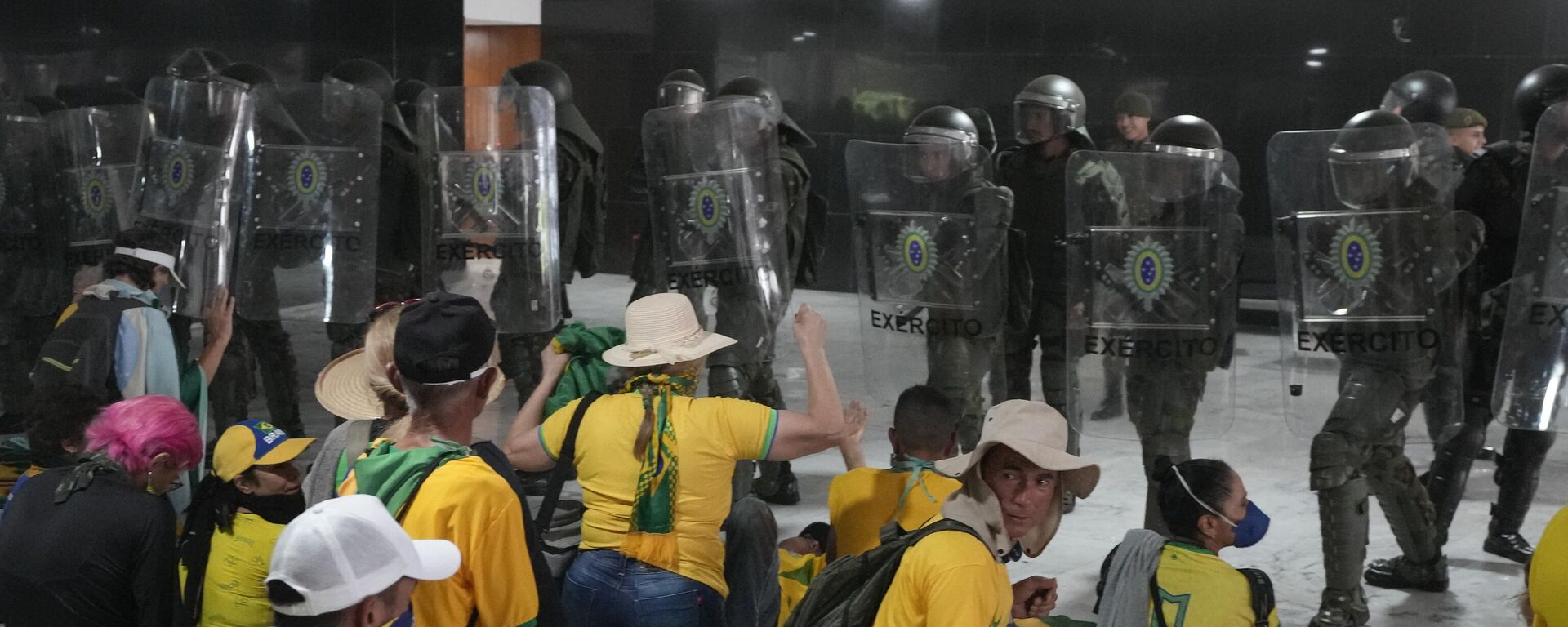 Manifestantes, apoiadores do ex-presidente do Brasil Jair Bolsonaro, são confrontados pela polícia em tropa de choque depois que invadiram o Palácio do Planalto em Brasília, 8 de janeiro de 2023 - Sputnik Brasil, 1920, 18.01.2023