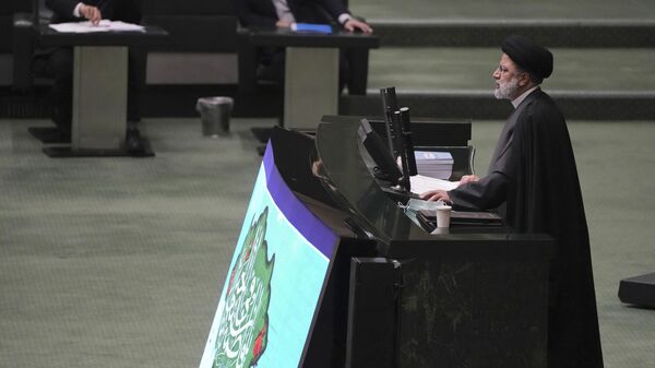 O presidente iraniano Ebrahim Raisi se dirige aos legisladores sobre seu projeto de lei orçamentária no parlamento em Teerã, Irã, 11 de janeiro de 2023 - Sputnik Brasil