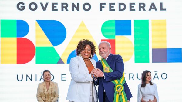 Margareth Menezes toma posse como ministra da Cultura ao lado do presidente Luiz Inácio Lula da Silva (PT). Brasília (DF), 2 de janeiro de 2023 - Sputnik Brasil