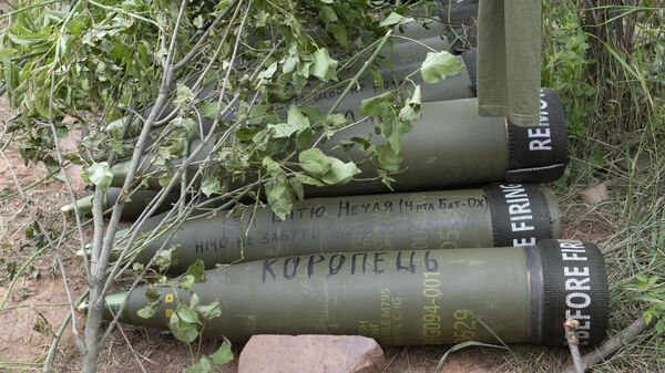 Projéteis de obuseiro M777 fornecidos pelos EUA no chão para disparar contra posições russas na região leste de Donbass. Ucrânia, 18 de junho de 2022 - Sputnik Brasil