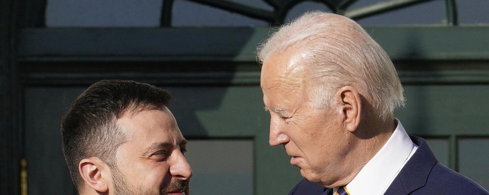 Presidente ucraniano, Vladimir Zelensky (à esquerda) sorri para seu homólogo norte-americano, Joe Biden, durante visita à Casa Branca. Washington, EUA, 21 de dezembro de 2022 - Sputnik Brasil, 1920, 03.05.2023