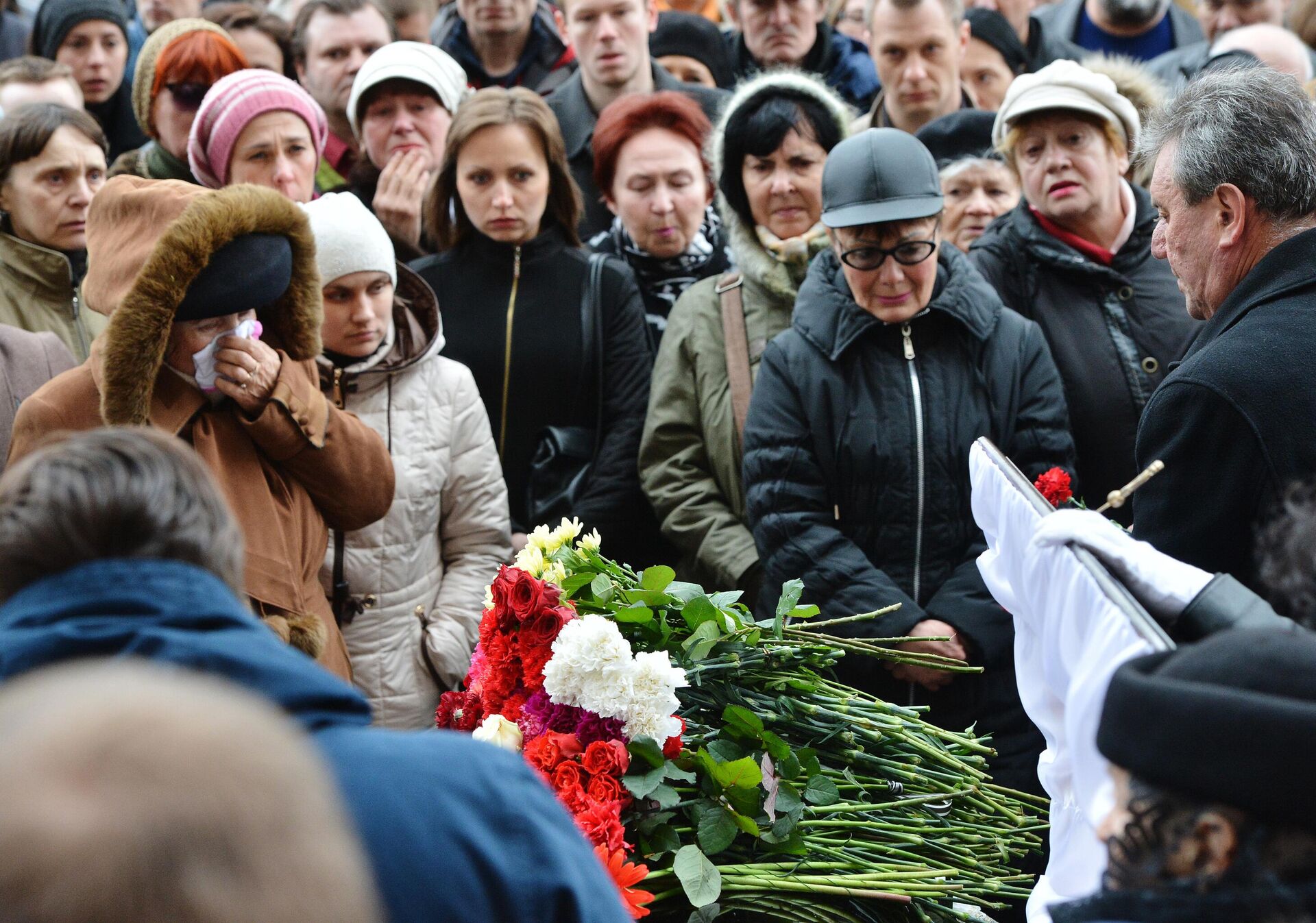 Moradores de Kiev se despedem do escritor e jornalista Oles Buzina, assassinado por grupo radical de extrema direita, perto de sua casa, Kiev, Ucrânia, 19 de abril de 2015 - Sputnik Brasil, 1920, 19.01.2023