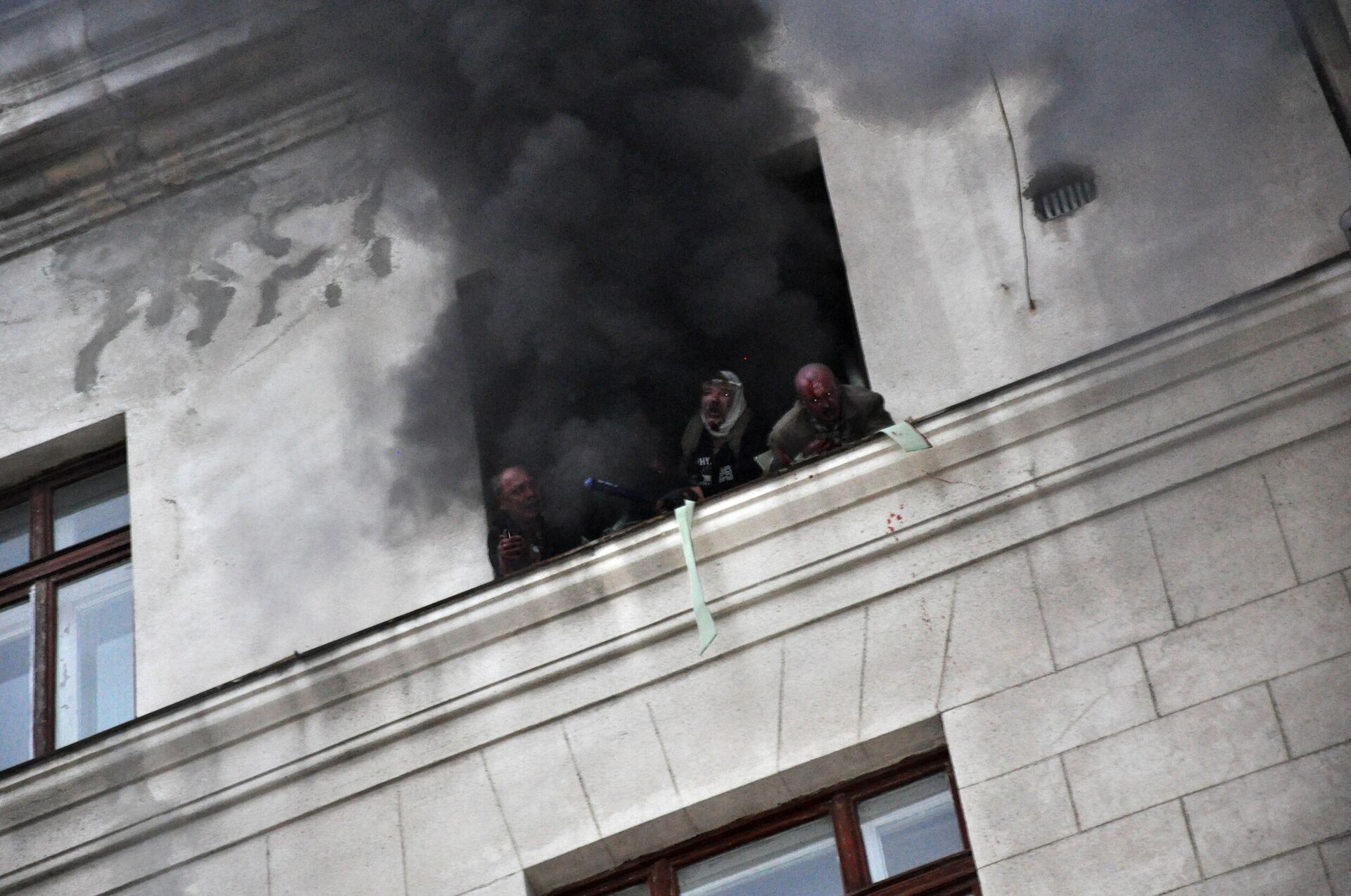 Manifestantes pedem socorro em meio a incêndio provocado em edifício na cidade de Odessa, Ucrânia, 02 de maio de 2014  - Sputnik Brasil, 1920, 19.01.2023