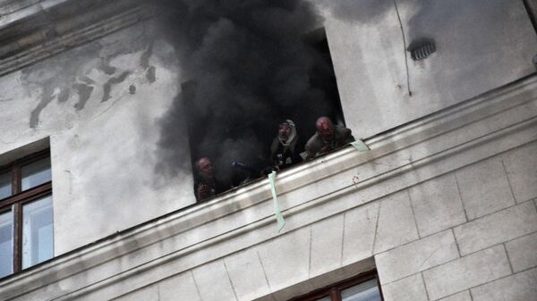 Manifestantes pedem socorro em meio a incêndio provocado em edifício na cidade de Odessa, Ucrânia, 02 de maio de 2014  - Sputnik Brasil