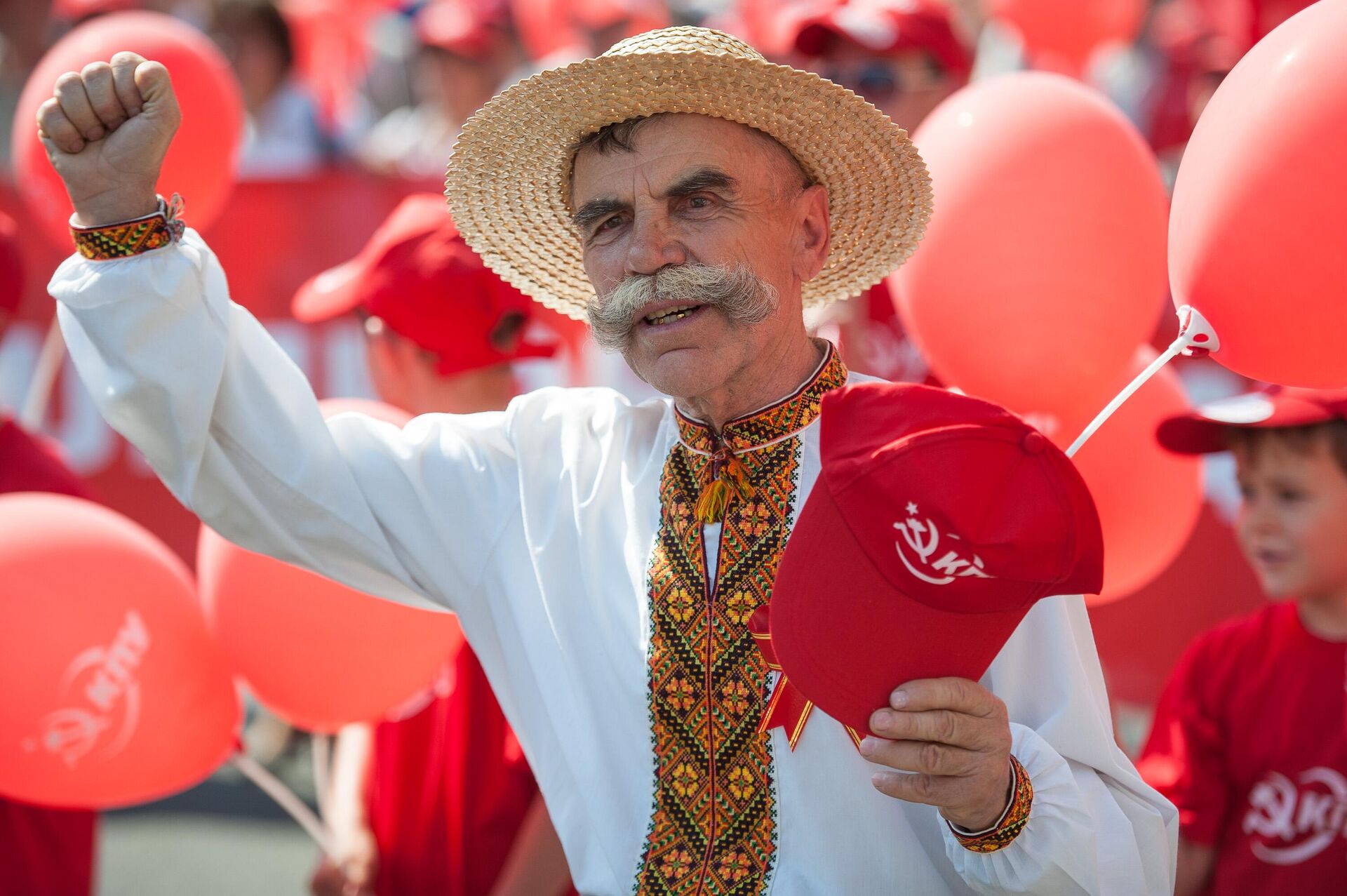 Apoiador do Partido Comunista ucraniano participa das celebrações do primeiro de maio, em Kiev, Ucrânia, 1º de maio de 2012 - Sputnik Brasil, 1920, 19.01.2023