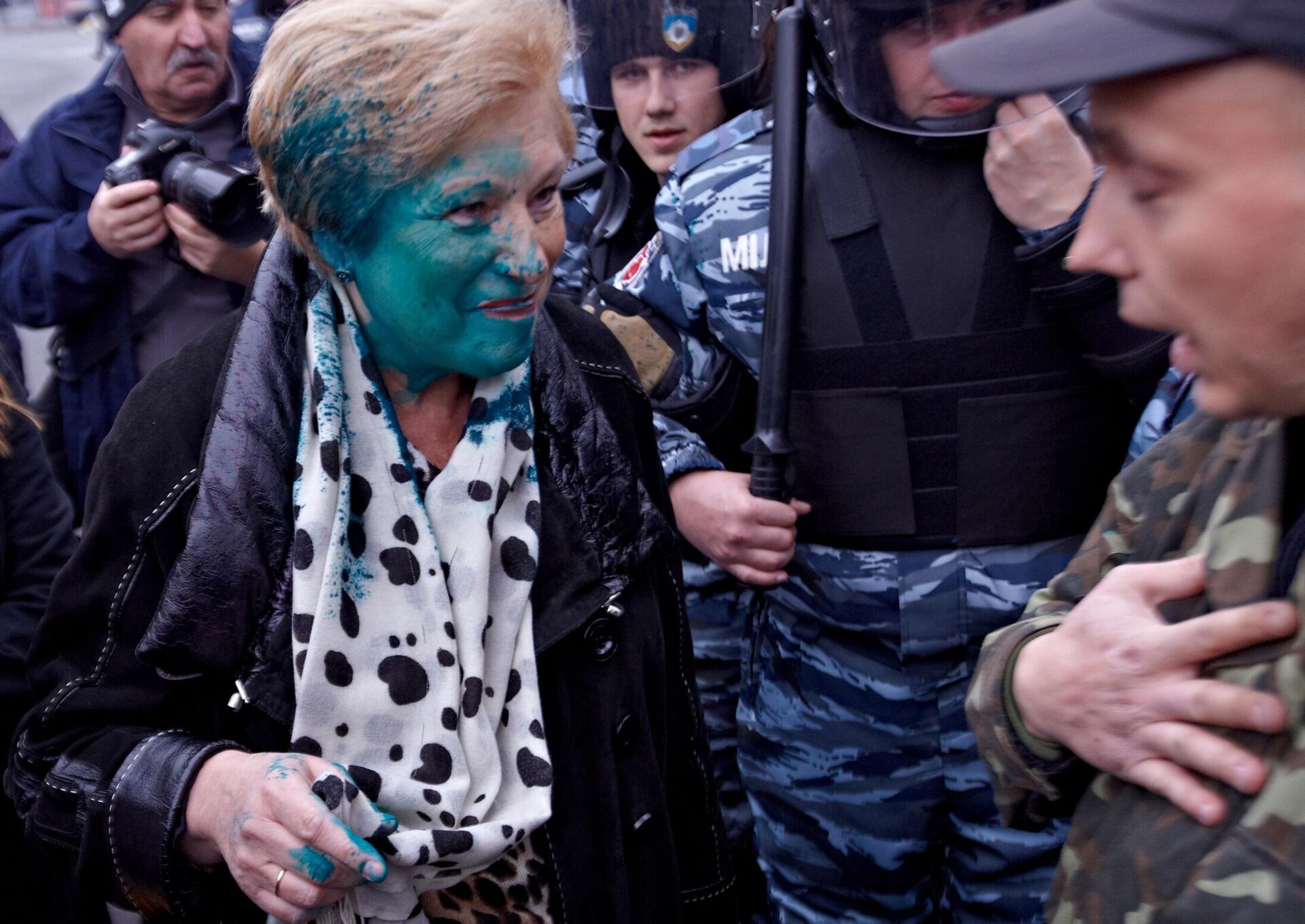 Chefe do comitê regional de Kharkov do Partido Comunista ucraniano, Alla Aleksandrovskaya, após ser atacada com tinta pelo grupo extremista Pravy Sektor, em Kharkov, Ucrânia, 7 de novembro de 2011 - Sputnik Brasil, 1920, 19.01.2023