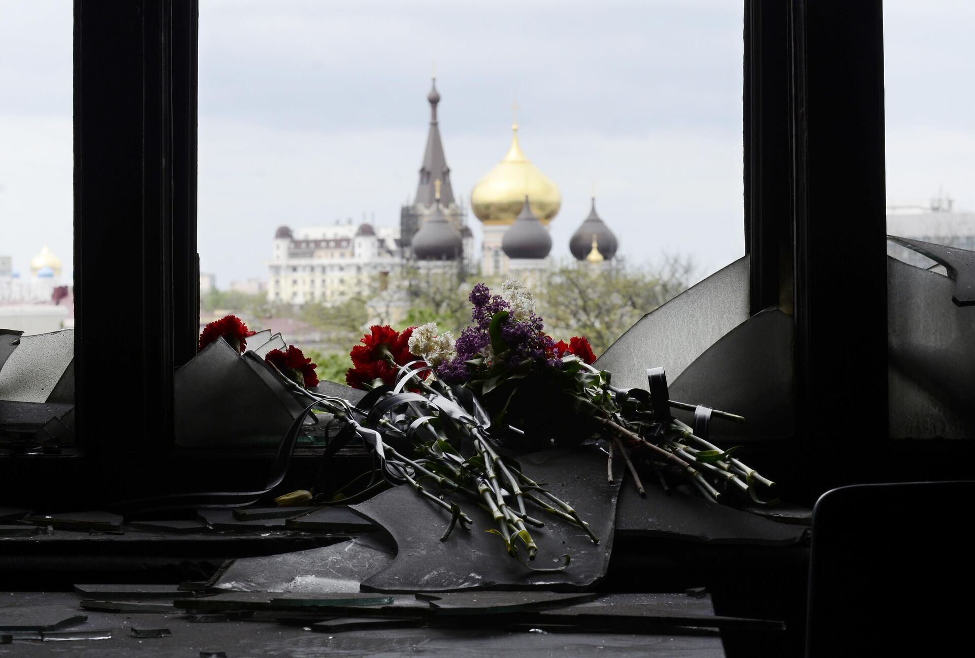 Flores colocadas em homenagem aos 48 manifestantes mortos em decorrência do incêndio provocado em Odessa, Ucrânia, 05 de maio de 2014 - Sputnik Brasil, 1920, 02.05.2023