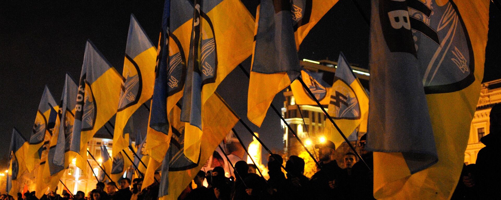 Membros do grupo extremista ucraniano Pravy Sektor durante a marcha Estou indo até você por ocasião do 72º aniversário da formação do Exército Insurgente Ucraniano, em Kiev, Ucrânia, 14 de outubro de 2014 - Sputnik Brasil, 1920, 19.01.2023