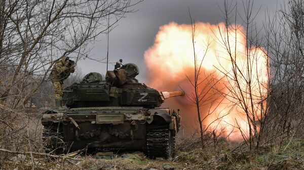 Tanque russo T-72 dispara contra posições ucranianas durante a operação especial  - Sputnik Brasil