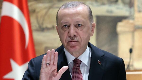 O presidente turco Recep Tayyip Erdogan participa das negociações russo-ucranianas no Palácio Dolmabahçe, em Istambul, Turquia - Sputnik Brasil