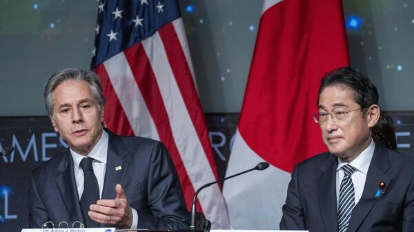 Antony Blinken, secretário de Estado dos EUA (à esquerda), e Fumio Kishida, primeiro-ministro do Japão (à direita), durante evento de assinatura de acordo de cooperação espacial na sede da agência espacial norte-americana NASA, Washington, EUA, 13 de janeiro de 2023 - Sputnik Brasil