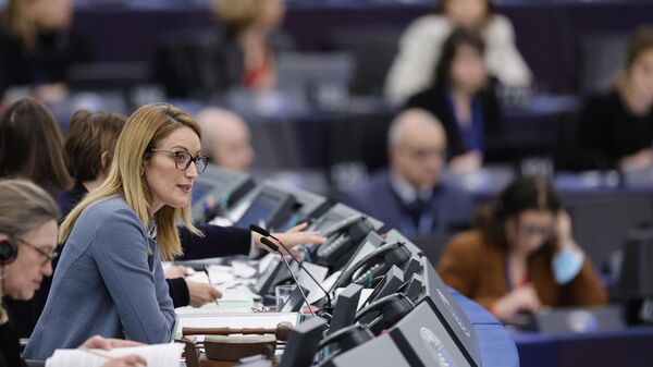 A presidente do Parlamento Europeu, Roberta Metsola, preside a votação para vice-presidente do parlamento, 18 de janeiro de 2023 - Sputnik Brasil