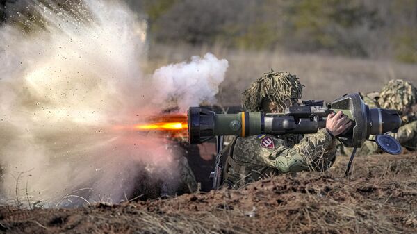 Um militar ucraniano dispara uma arma antitanque NLAW durante um exercício na Operação das Forças Conjuntas, na região de Donetsk, leste da Ucrânia, em 15 de fevereiro de 2022 - Sputnik Brasil