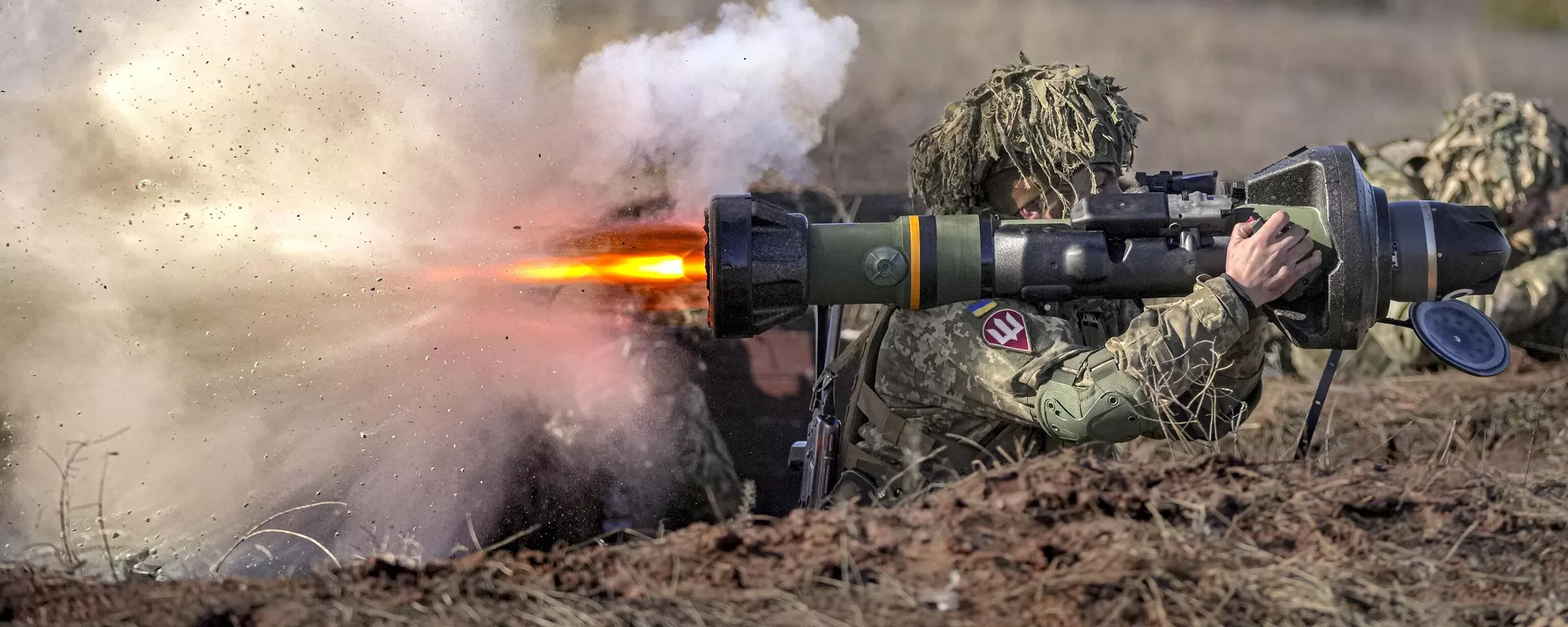 Um militar ucraniano dispara uma arma antitanque NLAW durante um exercício na Operação das Forças Conjuntas, na região de Donetsk, leste da Ucrânia, em 15 de fevereiro de 2022 - Sputnik Brasil, 1920, 21.07.2023