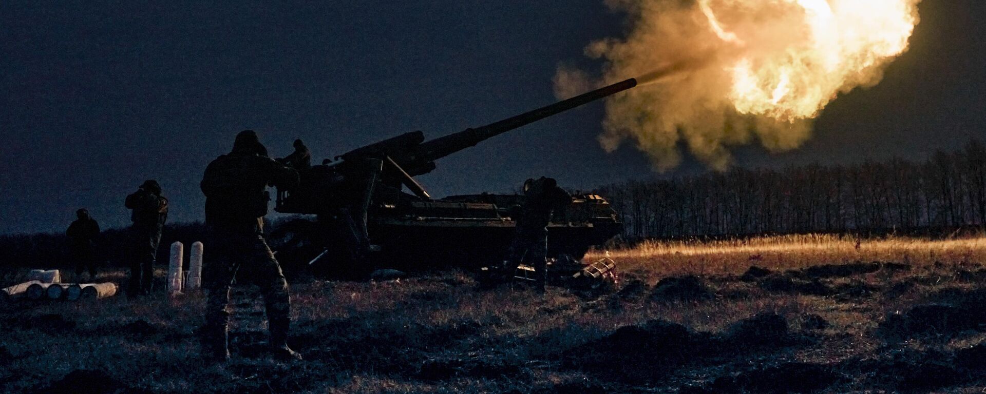 Militares ucranianos fazem disparo com canhão Pion perto de Artyomovsk (Bakhmut, em ucraniano), na região de Donetsk, em 15 de dezembro de 2022 - Sputnik Brasil, 1920, 16.12.2023