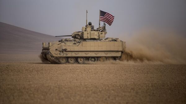 Militares dos EUA conduzem veículo militar Bradley durante exercício militar conjunto com Forças Democráticas da Síria (SDF, na sigla em inglês) em Deir ez-Zor, Síria, 8 de dezembro de 2021 - Sputnik Brasil