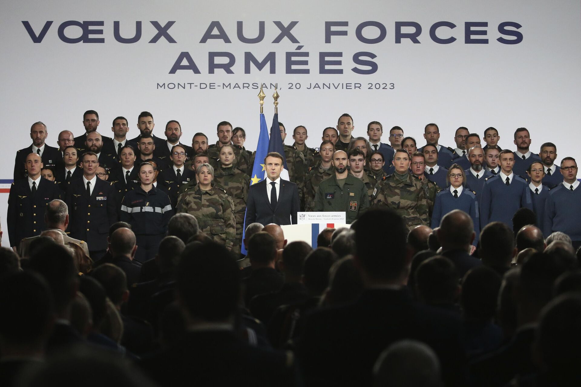 O presidente francês Emmanuel Macron canta o hino nacional após fazer seu discurso de Ano Novo ao exército francês, 20 de janeiro de 2023 - Sputnik Brasil, 1920, 15.03.2023