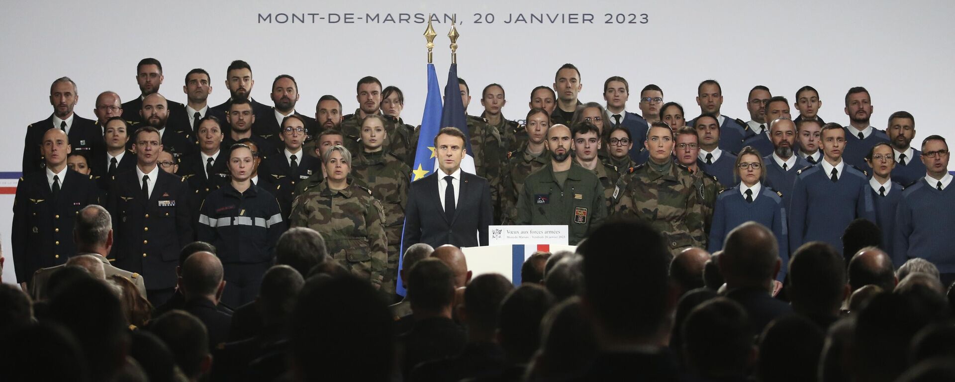 O presidente francês Emmanuel Macron canta o hino nacional após fazer seu discurso de Ano Novo ao exército francês, 20 de janeiro de 2023 - Sputnik Brasil, 1920, 20.01.2023
