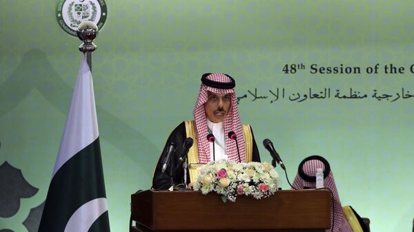 Ministro das Relações Exteriores da Arábia Saudita, príncipe Faisal Bin Farhan Al Saud, fala no início de uma reunião de dois dias dos 57 membros da Organização de Cooperação Islâmica, na Casa do Parlamento em Islamabad, Paquistão, 22 de março de 2022 - Sputnik Brasil