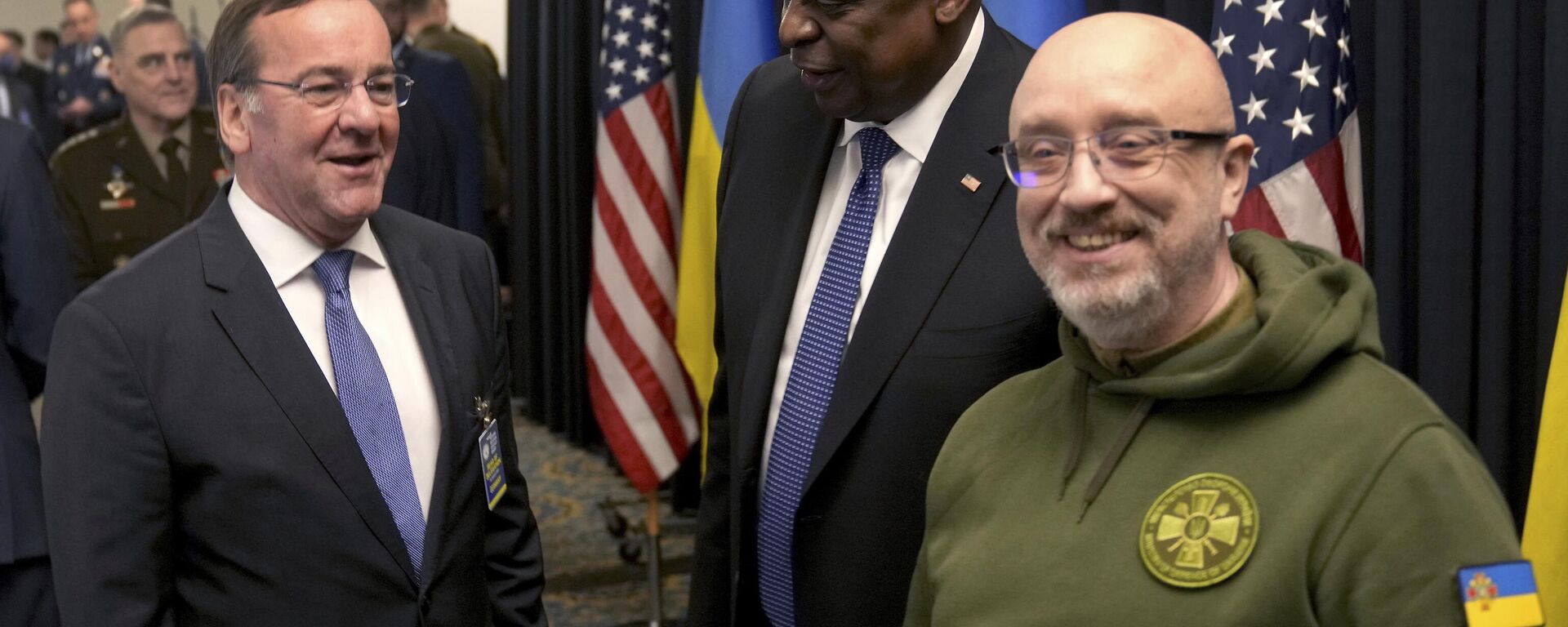 O ministro da Defesa alemão, Boirs Pistorius, o secretário de Defesa dos EUA, Lloyd Austin, e o participante ucraniano Aleksei Reznikov, conversam antes da reunião do 'Grupo de Contato de Defesa da Ucrânia' na Base Aérea de Ramstein em Ramstein, Alemanha, 20 de janeiro de 2023  - Sputnik Brasil, 1920, 24.01.2023