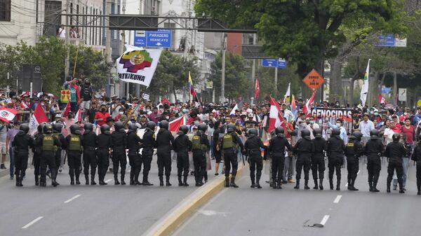 Manifestantes antigovernamentais que viajaram para a capital de todo o país são confrontados por uma linha de tropa de choque durante uma marcha contra a presidente peruana Dina Boluarte em Lima, Peru, 18 de janeiro de 2023 - Sputnik Brasil