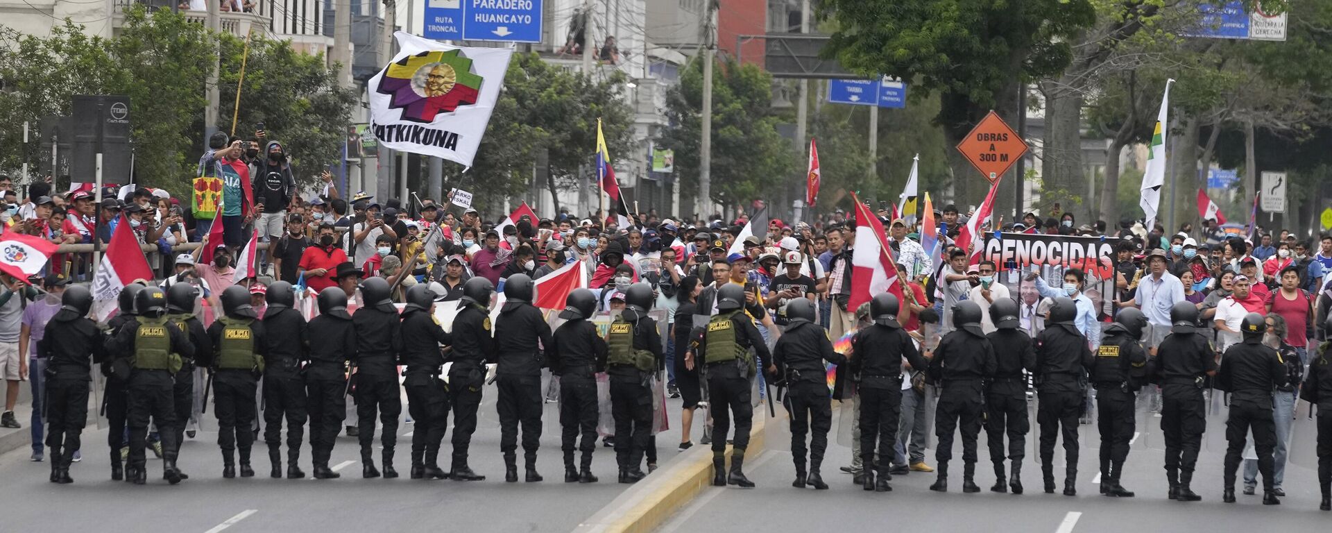 Manifestantes antigovernamentais que viajaram para a capital de todo o país são confrontados por uma linha de tropa de choque durante uma marcha contra a presidente peruana Dina Boluarte em Lima, Peru, 18 de janeiro de 2023 - Sputnik Brasil, 1920, 08.02.2023