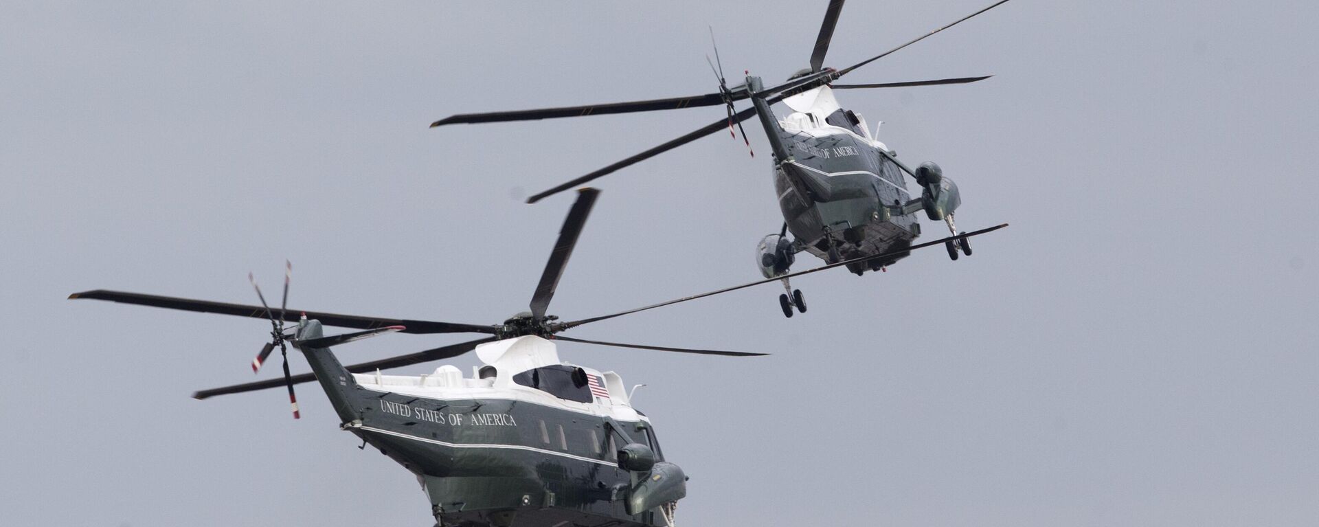 Dois helicópteros Sikorsky VH-3D Sea King partem do aeroporto internacional de Miami após uma visita do então presidente norte-americano Barack Obama, em 22 de abril de 2015 - Sputnik Brasil, 1920, 22.03.2023