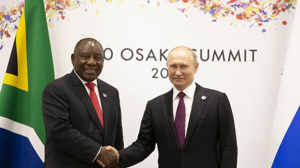 O presidente russo, Vladimir Putin, à direita, e o presidente sul-africano, Cyril Ramaphosa, apertam as mãos durante reunião à margem da cúpula do G-20, em Osaka, no Japão, em 28 de junho de 2019 - Sputnik Brasil