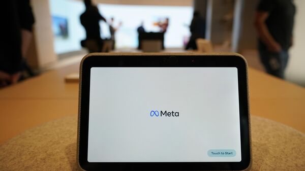 Tablet Meta Portal Go com o logotipo da Meta (empresa extremista banida no território da Rússia) em Burlingame, Califórnia, EUA, 4 de maio de 2022 - Sputnik Brasil