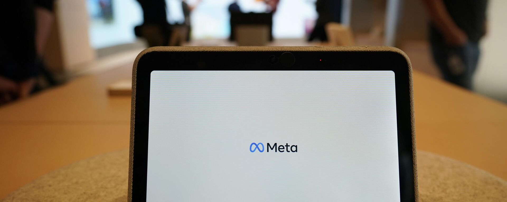 Tablet Meta Portal Go com o logotipo da Meta (empresa extremista banida no território da Rússia) em Burlingame, Califórnia, EUA, 4 de maio de 2022 - Sputnik Brasil, 1920, 22.01.2023