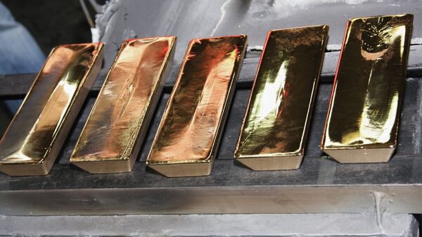 Fundição de ouro na fábrica de metais não ferrosos Krastsvetmet, uma das líderes mundiais da indústria de metais preciosos, com sede em Krasnoyarsk, Sibéria - Sputnik Brasil