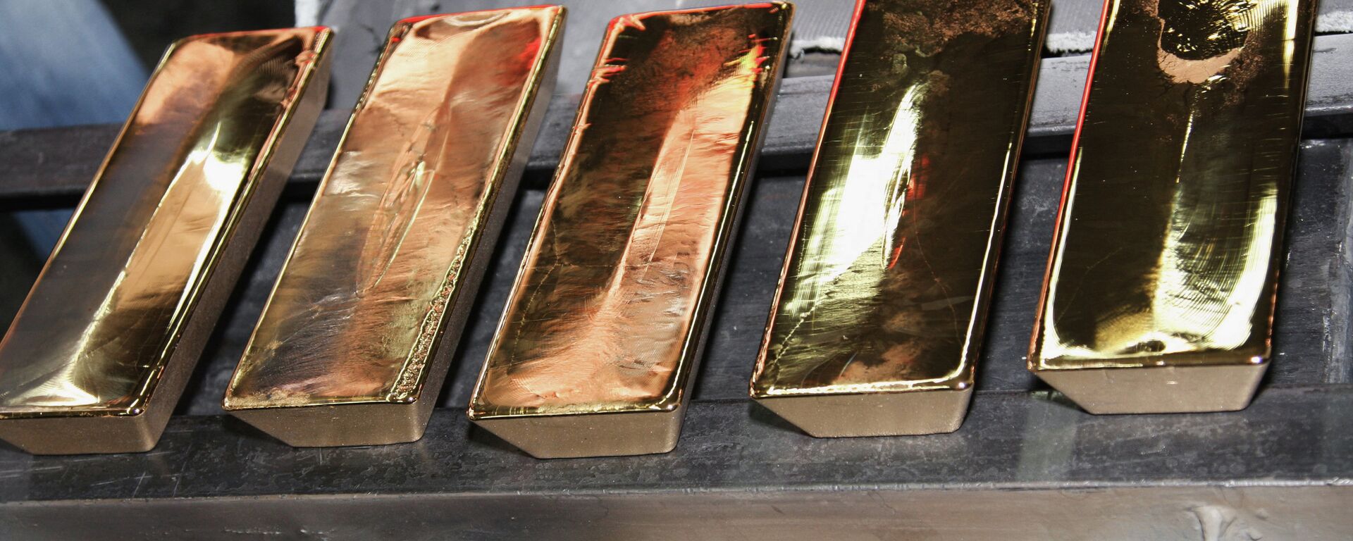 Fundição de ouro na fábrica de metais não ferrosos Krastsvetmet, uma das líderes mundiais da indústria de metais preciosos, com sede em Krasnoyarsk, Sibéria - Sputnik Brasil, 1920, 23.01.2023