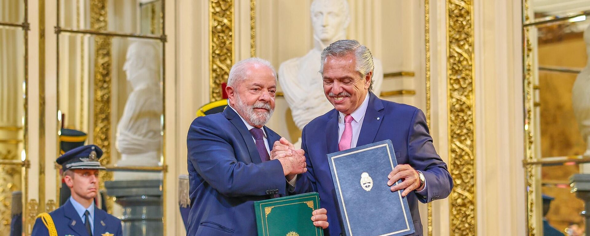 O presidente do Brasil, Luiz Inácio Lula da Silva (à esquerda), em pronunciamento ao lado do presidente da Argentina, Alberto Fernández. Buenos Aires, 23 de janeiro de 2023 - Sputnik Brasil, 1920, 23.01.2023