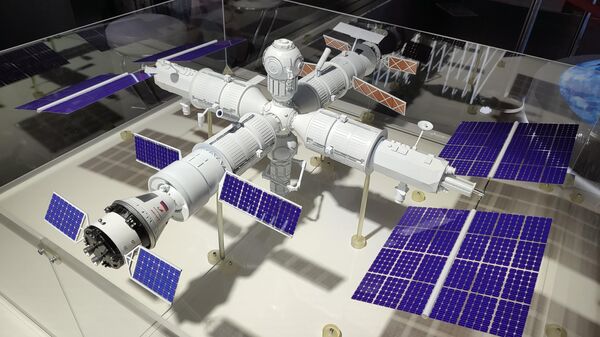 Maquete da futura estação orbital russa apresentada no Fórum do Exército em 2022 - Sputnik Brasil