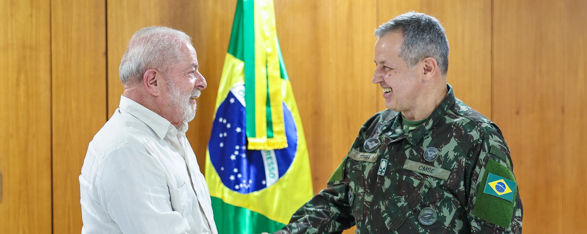 Presidente Luiz Inácio Lula da Silva encontra com novo Comandante do Exército, general Tomás Miguel Ribeiro Paiva, Brasília, 21 de janeiro de 2023 - Sputnik Brasil, 1920, 24.01.2023