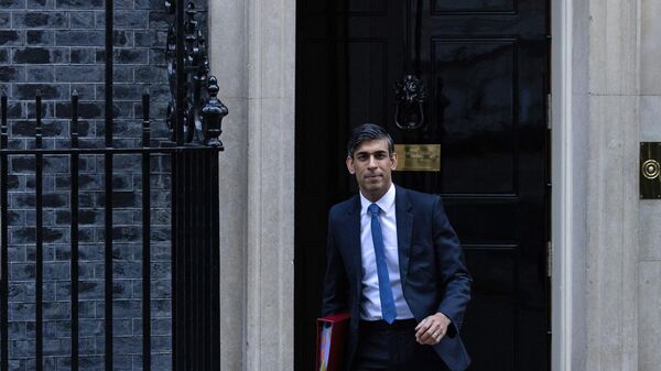 O primeiro-ministro da Grã-Bretanha, Rishi Sunak, deixa Downing Street nº 10, no centro de Londres, 18 de janeiro de 2023 - Sputnik Brasil