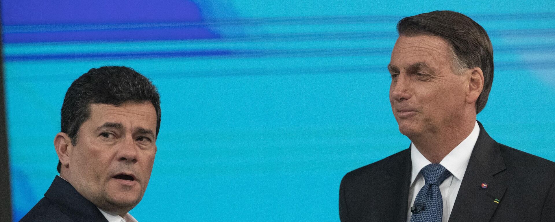 O ex-presidente brasileiro Jair Bolsonaro, à direita, Sergio Moro, antes de um debate presidencial no Rio de Janeiro, Brasil, 28 de outubro de 2022 - Sputnik Brasil, 1920, 24.01.2023