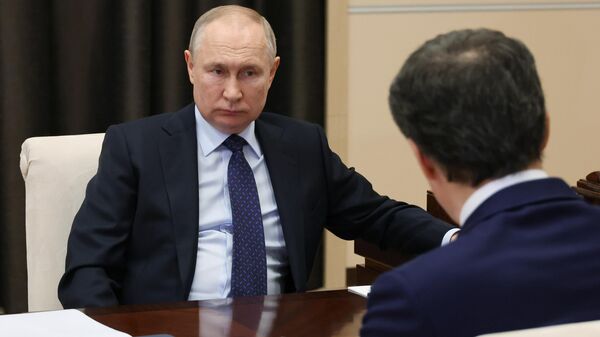 O presidente russo, Vladimir Putin, ouve o governador da região de Belgorod, Vyacheslav Gladkov, durante uma reunião na residência nos arredores de Moscou, Rússia, 24 de janeiro de 2023 - Sputnik Brasil