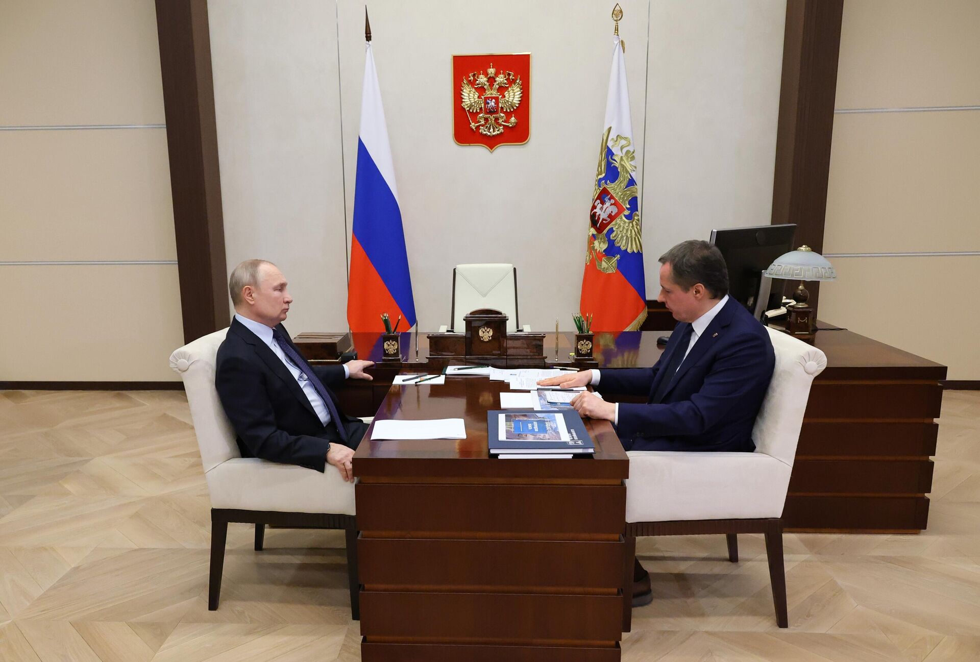 O presidente russo, Vladimir Putin, encontra-se com o governador da região de Belgorod, Vyacheslav Gladkov, nos arredores de Moscou, na Rússia, 24 de janeiro de 2023 - Sputnik Brasil, 1920, 24.01.2023