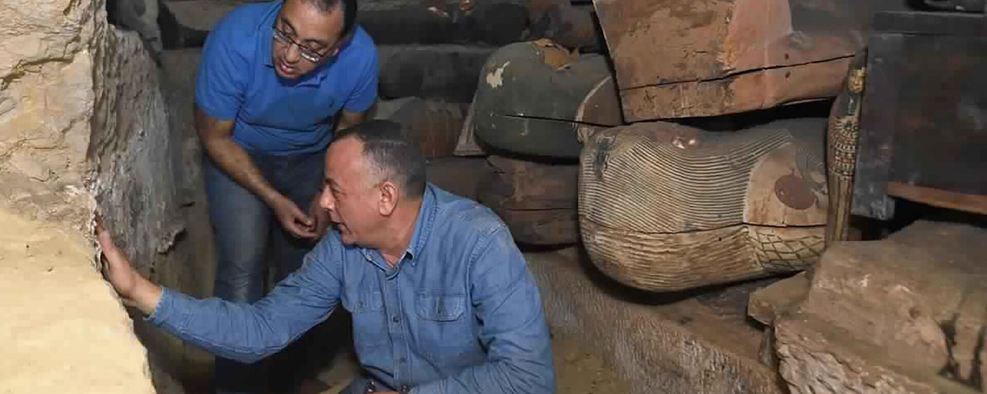 Mostafa Waziri, secretário-geral do Conselho Supremo de Antiguidades inspeciona um tesouro de caixões e artefatos antigos que arqueólogos egípcios desenterraram recentemente em uma vasta necrópole ao sul do Cairo (foto de arquivo) - Sputnik Brasil, 1920, 23.02.2023