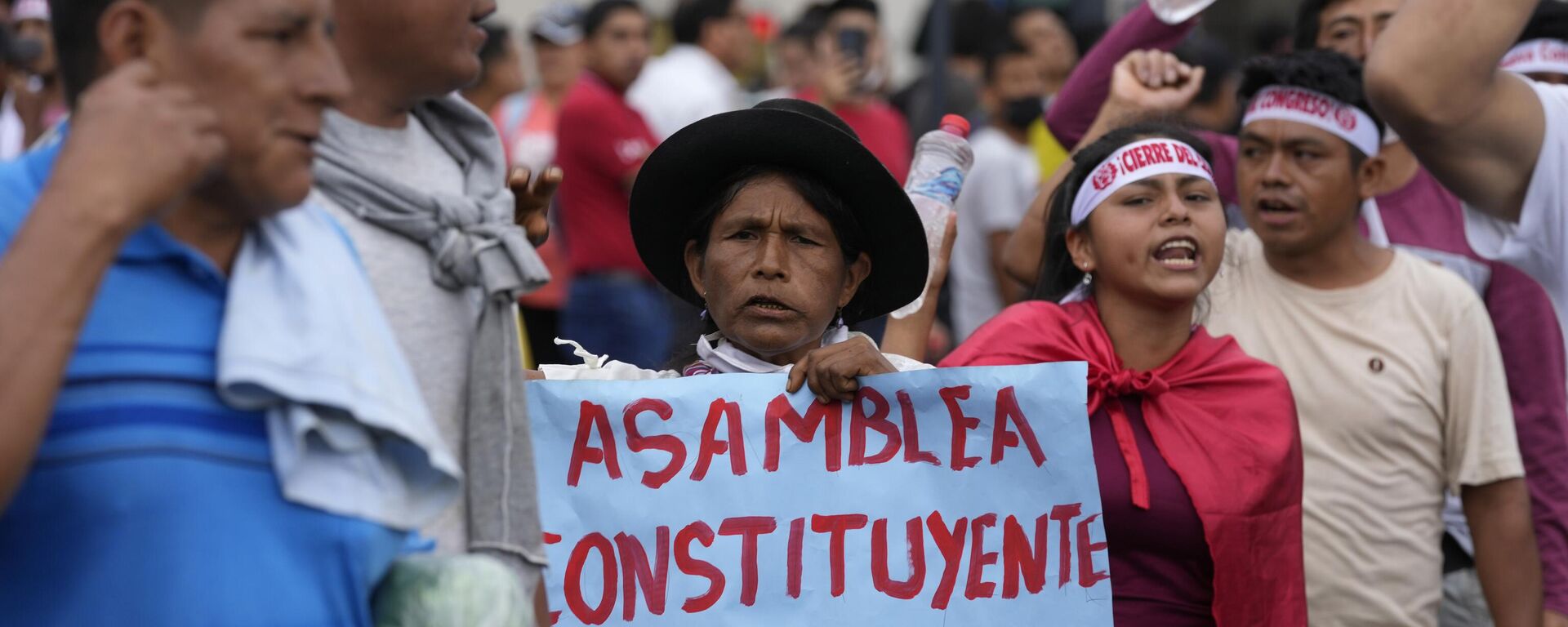 Manifestante carrega cartaz pedindo Assembleia constituinte urgente no Peru durante marcha contra o governo de Dina Boluarte. Lima, 18 de janeiro de 2023 - Sputnik Brasil, 1920, 01.02.2023