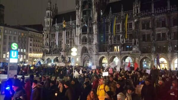 Manifestantes protestam contra envio de tanques à Ucrânia na cidade de Munique, na Alemanha, em 25 de janeiro de 2022 - Sputnik Brasil