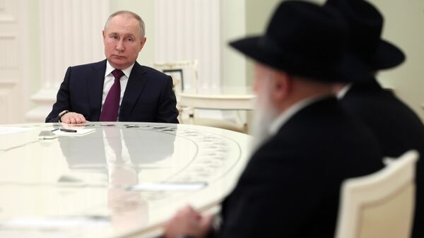 Vladimir Putin, presidente da Rússia, durante reunião com com Berel Lazar, rabino principal da Rússia, e Aleksandr Boroda, diretor da Federação de Comunidades Judaicas russa, 26 de janeiro de 2023 - Sputnik Brasil