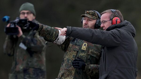 O ministro da Defesa alemão, Boris Pistorius (à direita), observa um treinamento com armas de fogo durante sua visita às tropas das forças armadas alemãs Bundeswehr em uma área de treinamento militar em Altengrabow, perto de Moeckern, leste da Alemanha, em 26 de janeiro de 2023. - Sputnik Brasil