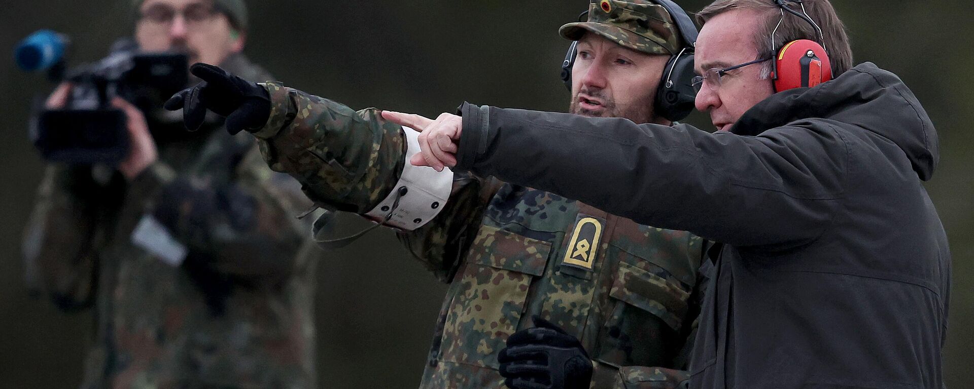 O ministro da Defesa alemão, Boris Pistorius (à direita), observa um treinamento com armas de fogo durante sua visita às tropas das forças armadas alemãs Bundeswehr em uma área de treinamento militar em Altengrabow, perto de Moeckern, leste da Alemanha, em 26 de janeiro de 2023. - Sputnik Brasil, 1920, 26.01.2023