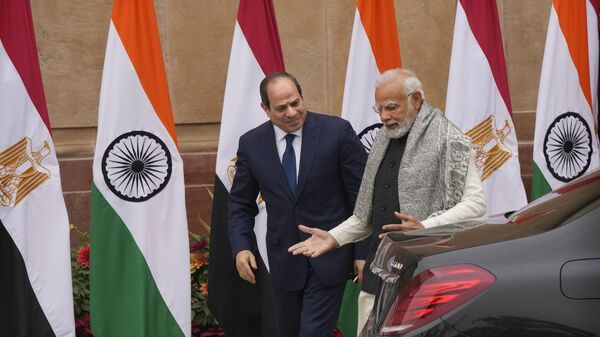 O primeiro-ministro indiano, Narendra Modi (à direita), conversa com o presidente egípcio, Abdel Fattah El-Sisi, em Nova Déli, em 25 de janeiro de 2023 - Sputnik Brasil