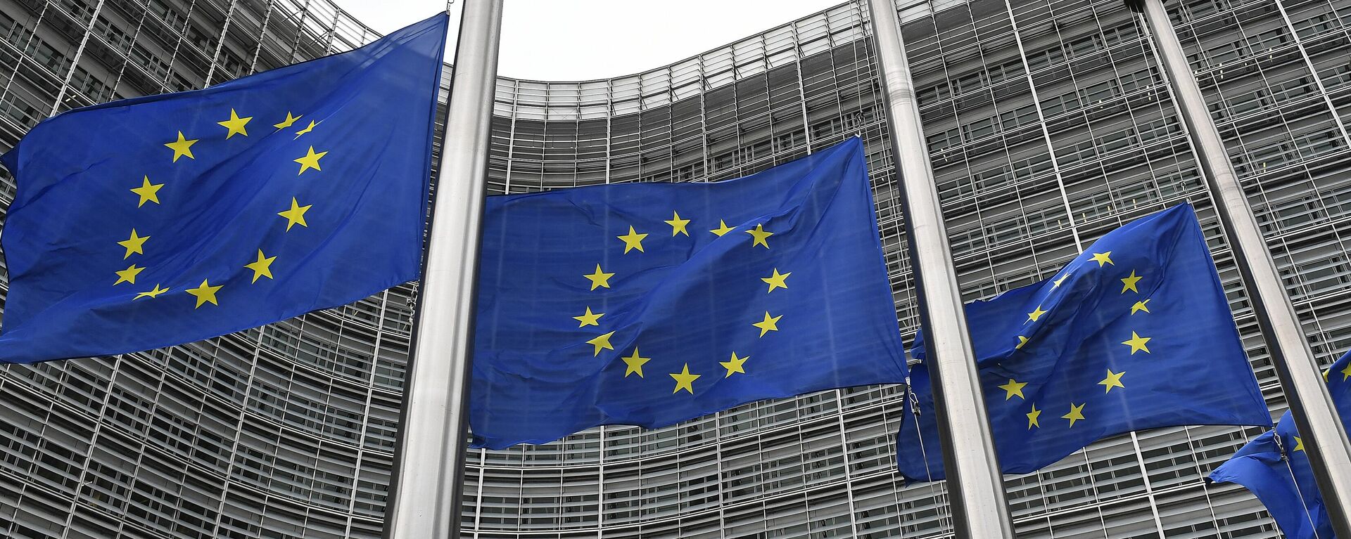 Bandeiras da União Europeia junto à sede do bloco, em Bruxelas, na Bélgica, em 8 de setembro de 2022 - Sputnik Brasil, 1920, 27.01.2023