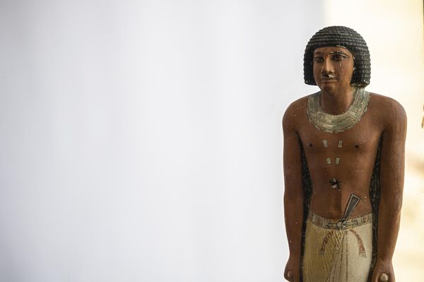 Estátua de um faraó é exibida durante coletiva de imprensa na necrópole de Saqqara, ao sul de Cairo, onde foram descobertos uma múmia decorada com ouro e quatro túmulos, incluindo o &quot;guardião dos segredos&quot; de um antigo rei. - Sputnik Brasil
