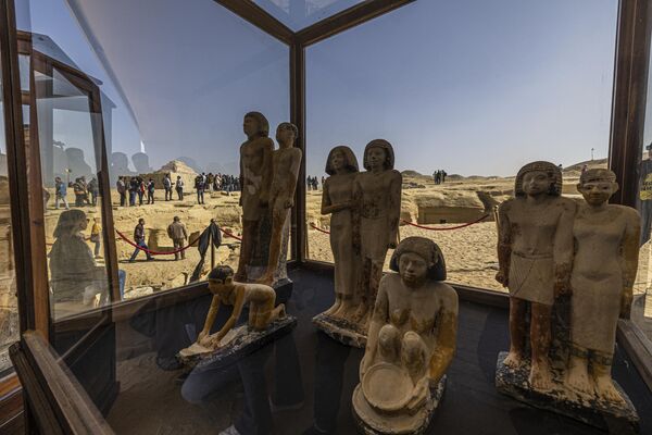 Coleção de estátuas de faraós é exibida durante coletiva de imprensa na necrópole de Saqqara, ao sul de Cairo. No local foram descobertos uma múmia decorada com ouro e quatro túmulos, incluindo o &quot;guardião de segredos&quot; de um antigo rei. - Sputnik Brasil